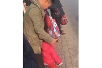 Hành động bạo hành đáng sợ của ông bố Trung Quốc