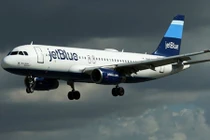 Máy bay hạ cánh khẩn cấp vì pin laptop bốc cháy