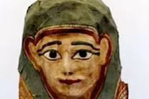 Kỳ lạ chiếc mặt nạ chứa bản sao kinh thánh