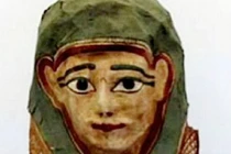 Kỳ lạ chiếc mặt nạ chứa bản sao kinh thánh