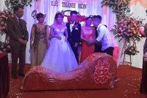 "Chết cười" chàng trai vác "ghế tình yêu" tặng bạn thân trong ngày cưới