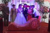 "Chết cười" chàng trai vác "ghế tình yêu" tặng bạn thân trong ngày cưới