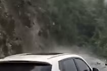 Video: Cảnh sát lớn tiếng cảnh báo tài xế lùi kịp lúc giúp ôtô thoát nạn