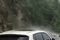 Video: Cảnh sát lớn tiếng cảnh báo tài xế lùi kịp lúc giúp ôtô thoát nạn