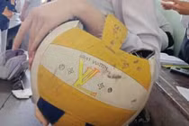 Học sinh "sáng chế" ra túi LV đón Tết cực kỳ sang chảnh