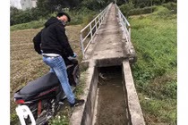 Trót tin lời "chị Google", nam thanh niên méo mặt dắt xe qua mương