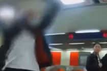 Cô gái trẻ điên cuồng tự cởi quần áo giữa chốn đông người