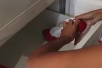 Video: Tại sao người ta lại bỏ giày vào tủ lạnh?