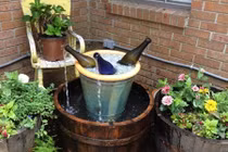 Trang trí sân vườn đẹp lung linh nhờ tận dụng thùng rượu cũ