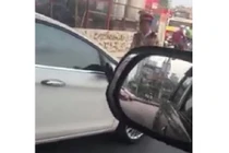 Nữ tài xế nhấn ga đẩy lùi CSGT khi bị yêu cầu dừng xe vì vượt đèn đỏ