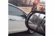 Nữ tài xế nhấn ga đẩy lùi CSGT khi bị yêu cầu dừng xe vì vượt đèn đỏ