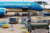 COVID-19: Tranh thủ bán khoai, dưa hấu, cà... sang Singapore