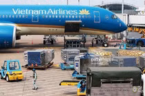 COVID-19: Tranh thủ bán khoai, dưa hấu, cà... sang Singapore