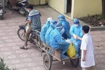 Chở tình nguyện viên, bác sĩ chống dịch bằng xe kéo