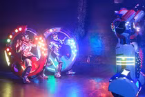 Cận cảnh nhà hàng Robot khêu gợi ở phố đèn đỏ Tokyo