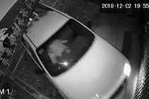 Video: "Ô tô ma" tông vào nhà dân rồi tháo chạy như một cơn gió