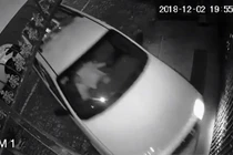 Video: "Ô tô ma" tông vào nhà dân rồi tháo chạy như một cơn gió