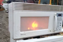 6 thứ "cấm kị" không được bỏ vào lò vi sóng kẻo hoạ đến bất ngờ