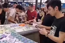 Làm vỡ vòng ngọc 1 tỷ, du khách TQ sốc ngất tại chỗ