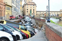 Kinh hoàng hố tử thần "nuốt chửng" ô tô đang đỗ trên đường