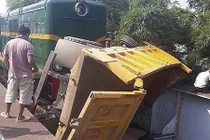 Video: Tàu hỏa và xe tải đâm nhau, 3 người trọng thương ở Hà Nội