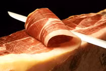 Lợn đen ăn sồi, ô liu giá 3,5 triệu/kg: Đắt khách nhà giàu Việt