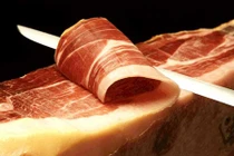 Lợn đen ăn sồi, ô liu giá 3,5 triệu/kg: Đắt khách nhà giàu Việt