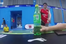 Video: Nhà vô địch ASIAD thực hiện thử thách mở nắp chai theo kiểu độc lạ