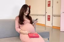 Đăng ảnh nhập viện, hotmom Hằng Túi khiến dân mạng bất ngờ