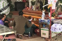 Chồng sắp cưới chết lặng trong đám tang cô gái trẻ bị xe bồn cán tử vong