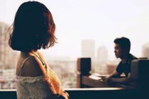 Chồng bỏ mẹ con tôi giữa đường để đi nhậu với bạn