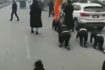 Công ty TQ ép phạt nhân viên bò trên đường giữa trời lạnh giá