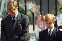 Món quà 2 hoàng tử dành cho mẹ trong đám tang Công nương Diana