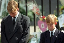 Món quà 2 hoàng tử dành cho mẹ trong đám tang Công nương Diana