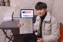 Không chịu ngồi không vì dịch, cậu bé mồ côi nhận nút bạc Youtube