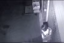 Video:Cô gái bị gã đàn ông sàm sỡ 2 lần ngay trước cửa nhà