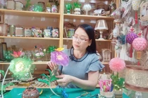 Người phụ nữ tái chế rác thành đèn ngủ, thu chục triệu mỗi tháng