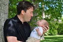 5 bước huấn luyện chồng lười thành ông bố đảm đang