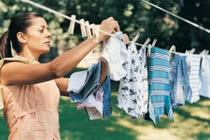 Mẹo hay giúp giữ quần áo luôn thơm tho trong ngày mưa gió