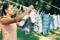 Mẹo hay giúp giữ quần áo luôn thơm tho trong ngày mưa gió
