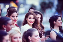 Phạm Hương sai lầm khi "giành chỗ đẹp" tại Miss Universe 2015?