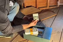 Cặp vợ chồng phát hiện kho báu tiền tỉ chôn dưới sàn nhà