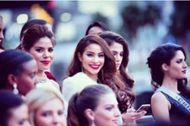 Phạm Hương sai lầm khi "giành chỗ đẹp" tại Miss Universe 2015?