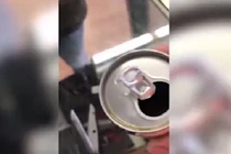 Video: Mở lon nước ngọt, sốc khi thấy sinh vật chết bên trong