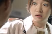 Chiếc phong bì dưới gói quà chồng đến thăm bạn thân ốm