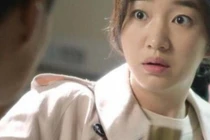 Chiếc phong bì dưới gói quà chồng đến thăm bạn thân ốm