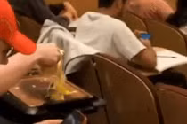 Video: Nam sinh rán trứng ngay trong giảng đường bất chấp lời khuyên của giáo sư