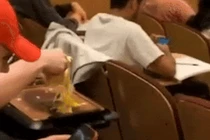 Video: Nam sinh rán trứng ngay trong giảng đường bất chấp lời khuyên của giáo sư