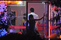 "Thiên đường tình dục" ở Mỹ: Bí mật trong các tiệm mát xa dọc xa lộ