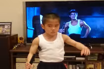 Video: Cậu bé múa côn nhị khúc điêu luyện như Lý Tiểu Long